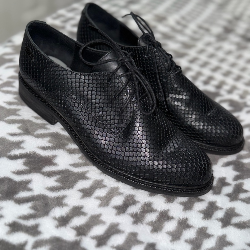 Elegant Black Textured Women's Loafers